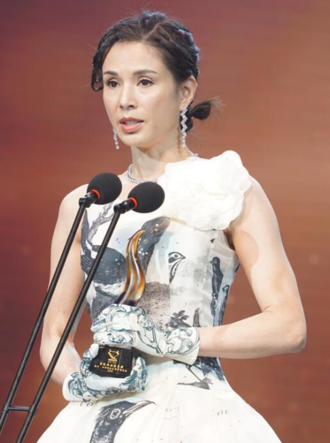 51岁李若彤近照曝光,笑起来像老了10岁,凹陷眼眶让人认不得