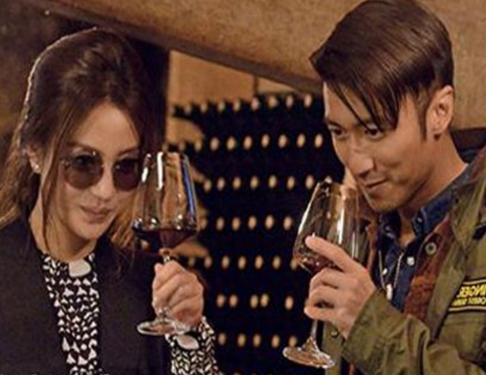 继"俊凯式端酒杯"后,又一偶像闹笑话,谢霆锋赵薇才是见过世面