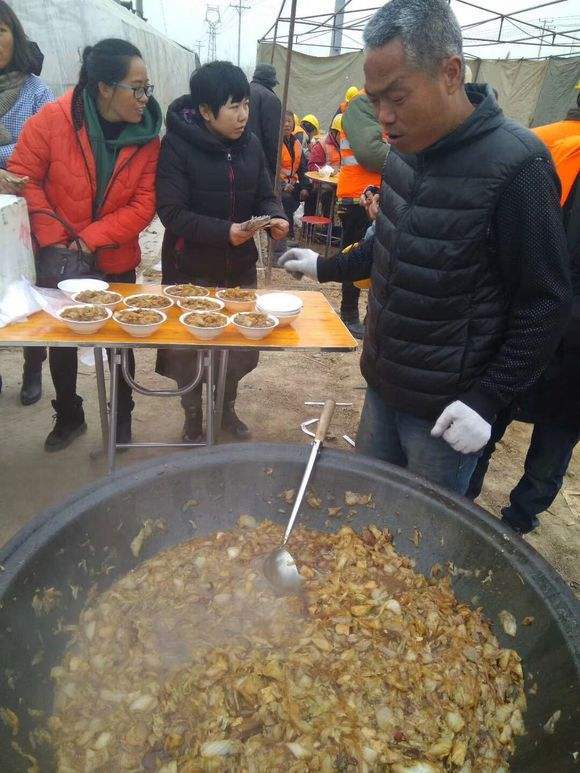 老奶奶摆摊卖大锅菜,还专门摆在工地前,七元一份随便吃