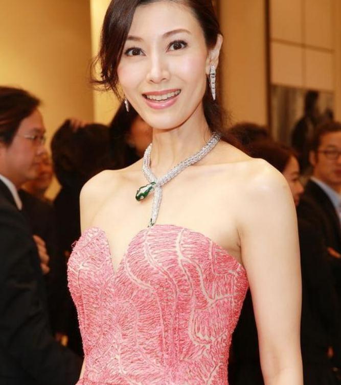 珠宝为她轻轻的点缀,就显得她非常高贵有气质,你喜欢这样漂亮的李嘉欣
