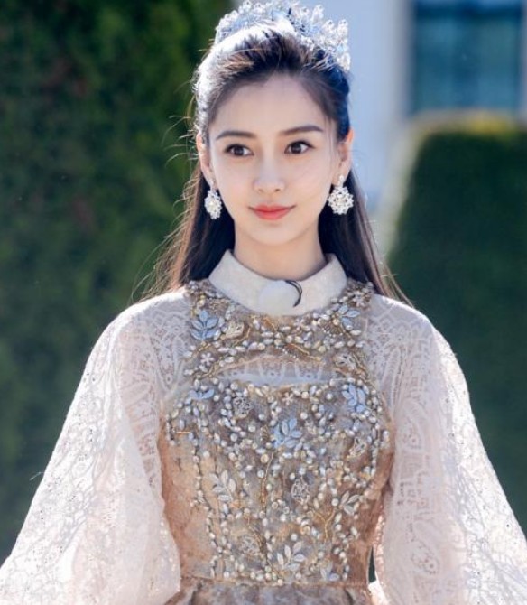 杨颖穿着复古公主的装扮,真的是好漂亮呢,网友:太漂亮