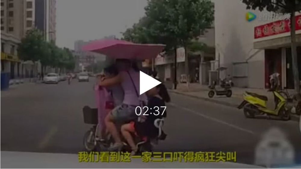 又一个骑电动车的女人火了,裙子都笑掉了!