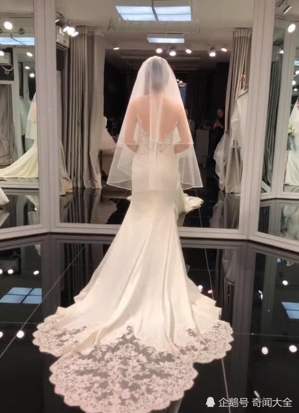 新娘穿婚纱背影让路人驻足,看到镜中正脸后,网友:还是