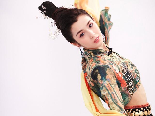 一舞惊艳的新疆美女哈妮克孜,网友:敦煌壁画上的仙女走出来了!
