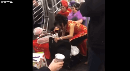 大妈一脱成名!纽约地铁上 身姿妖娆 当众脱裤袜 还脱
