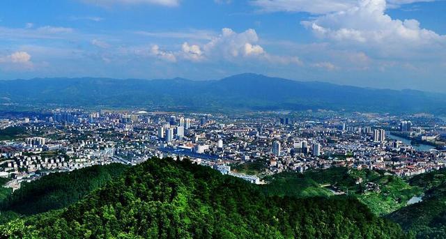 怀化摄协主席杨少波:40年从只有三层楼的通道走到市区