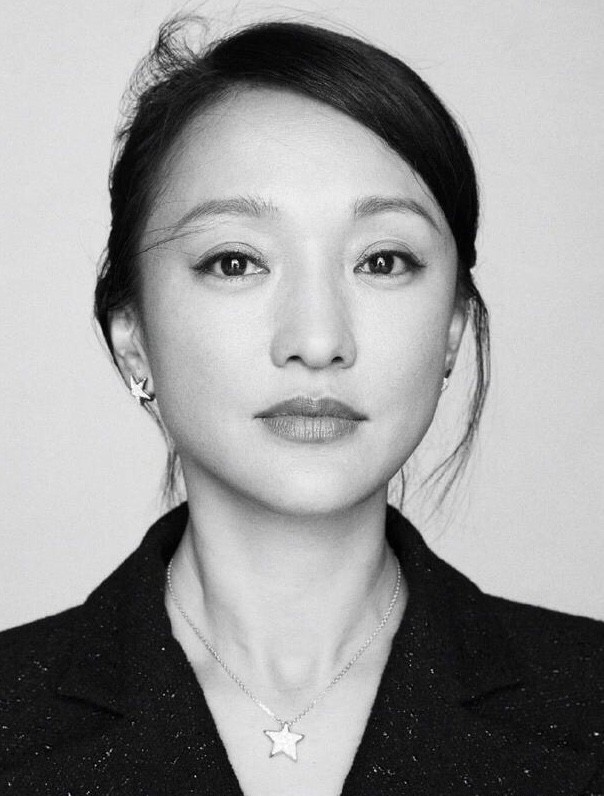 最近,周迅与《vogue film》合作,拍摄了一组黑白的大片