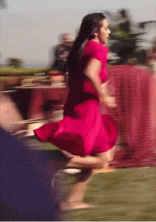 搞笑gif图:这个拦车杆是谁设计的,看起来很有人性化啊