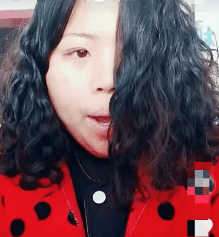 奇闻:"波浪卷大妈"化妆火了,掀起头发时,网友:你是认真的吗