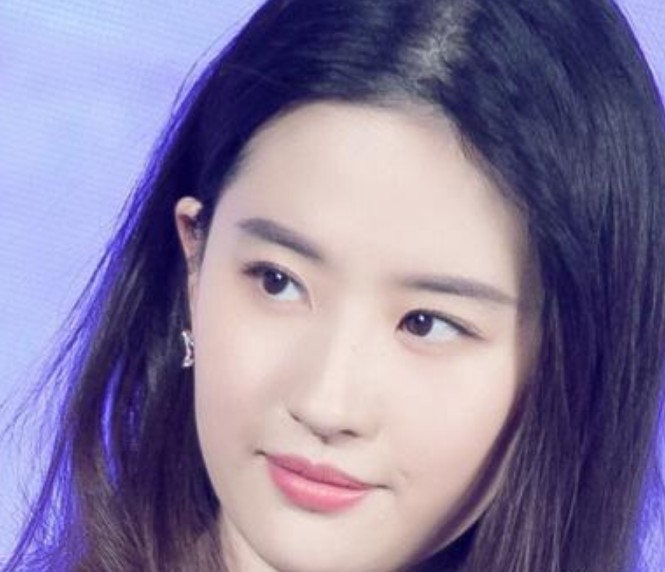 刘亦菲的眼神向上看,很有女人的魅力.