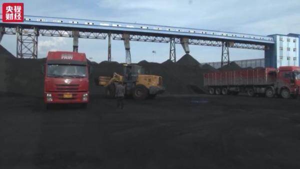 央视调查:煤价半年翻一番 货车排队抢购整整甩