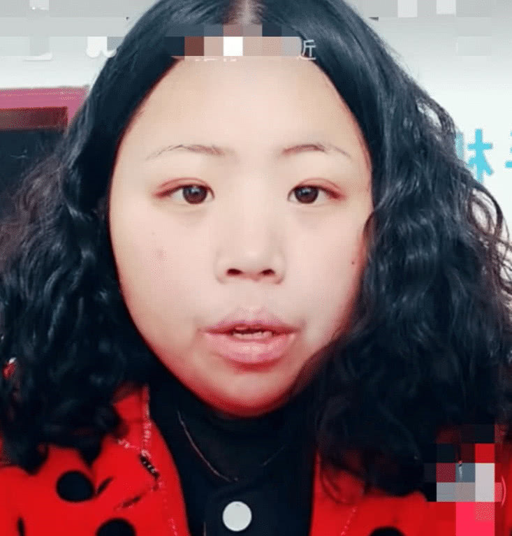 奇闻"波浪卷大妈"化妆火了,掀起头发时,网友你是认真的吗