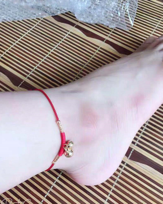 喜欢简单精致的脚链,因为毕竟是戴在脚上的东西,很多女生还是觉得要以