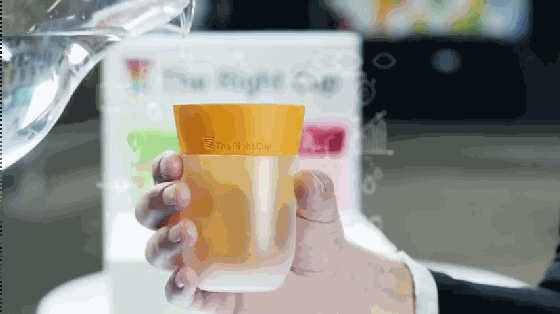 这杯子能忽悠大脑 让你喝白水的时候以为是果汁