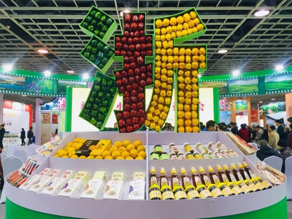 水果等特色农产品砌成的一个"浙"字的展台,两面则是精心设计的农产品