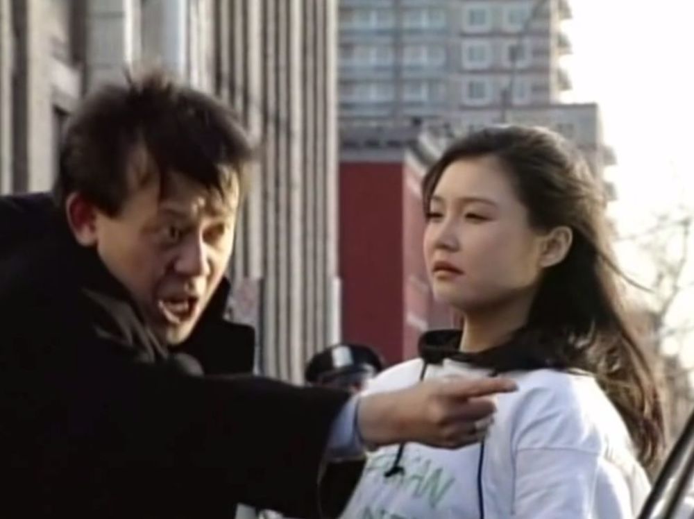 以这首《千万次的问》为主题曲的电视剧《北京人在纽约》播出后,创下