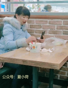 搞笑gif趣图:这鱼竟然懂皮术,看见小姐姐就攻击!