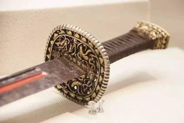 努尔哈赤腰刀是沈阳故宫镇馆之宝,为何两道刀槽,秘密难倒很多人