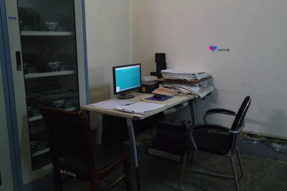 可稍有杂乱的文件和亮着的电脑屏幕上是醒目的工作内容表明,也许就在