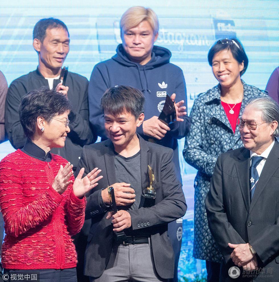 中国香港记者协会30周年庆典 霍启刚父子同框特首