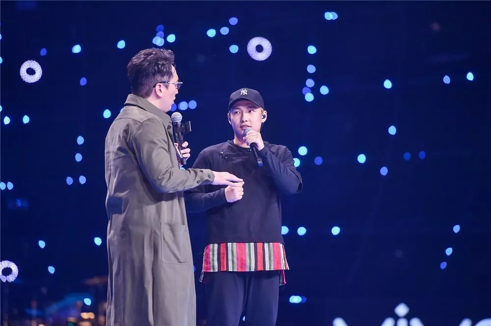 达桑嘉措再度返场惹争议 胡彦斌"放飞自我"唱古诗