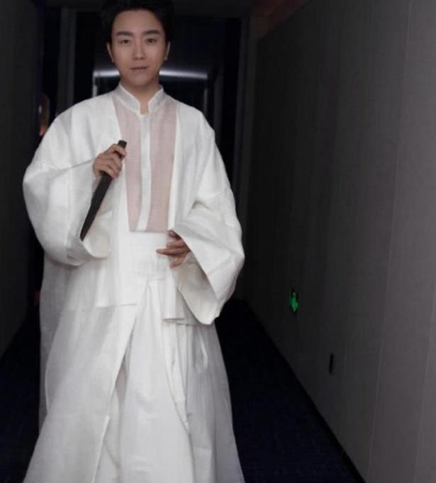 李玉刚男装汉服出活动,短发却成了造型败笔,网友:美男子