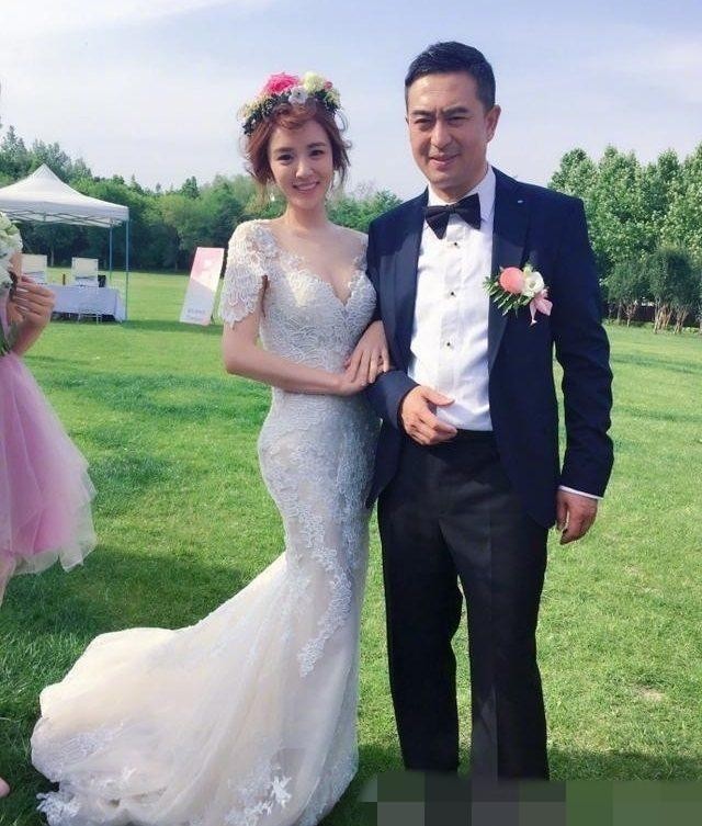 婚礼上,王晓晨身着婚纱,身材挺拔丰满,谁能娶到她真是有福气啊.