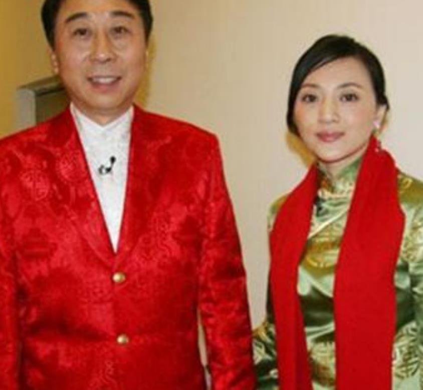 最近冯巩与老婆的合影终于被曝光,他的妻子也是一名相声演员,长得非常