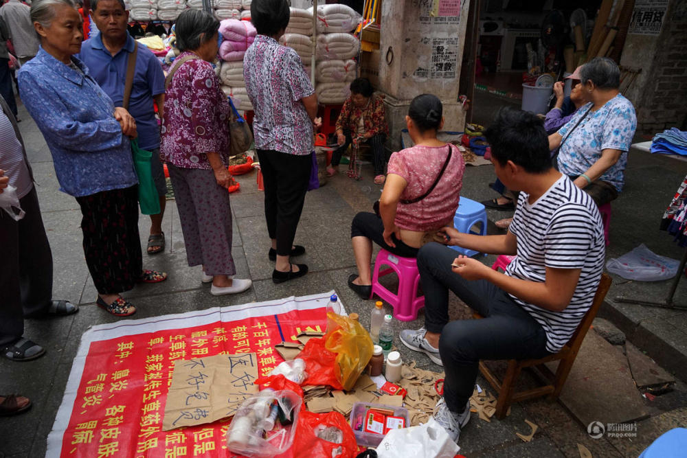 街头游医称“无效免费 ”老人排队求医_腾讯网触屏版