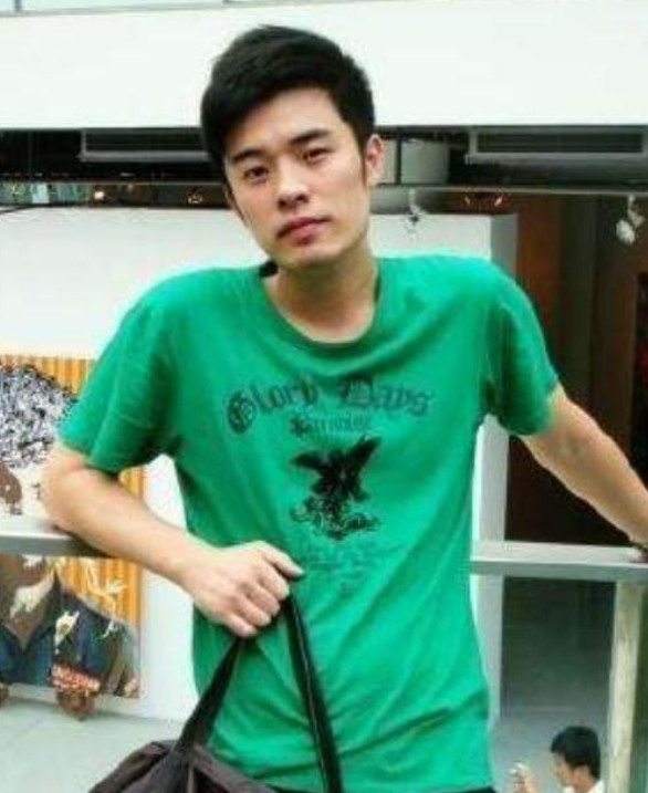 那时候,陈赫很瘦,穿着一件绿色t恤,靠在栏杆上.他看上去确实年轻英俊.