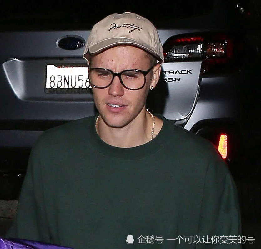 贾斯汀·比伯晚间外出,带眼镜好似青春期男生,娇妻海莉太闪亮