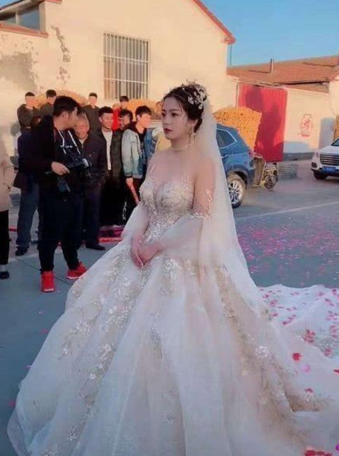 美丽的长婚纱_婚纱情侣头像