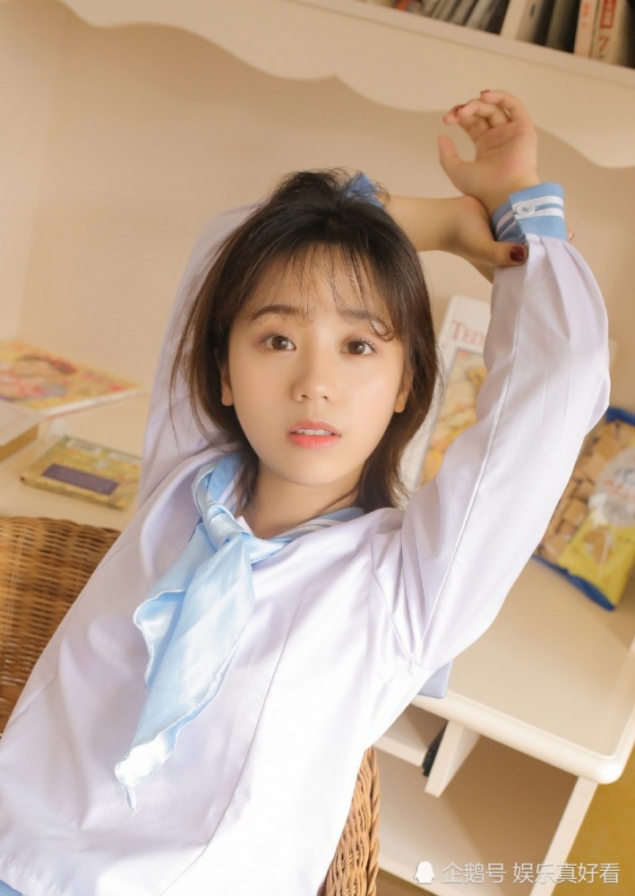 精致五官美女蓝白校园制服,诱人美腿,浓密长发,十分性感!