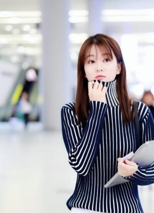 乔欣背3万2香奈儿现身,却不敌身上斑马线抢镜,看着足高了10公分