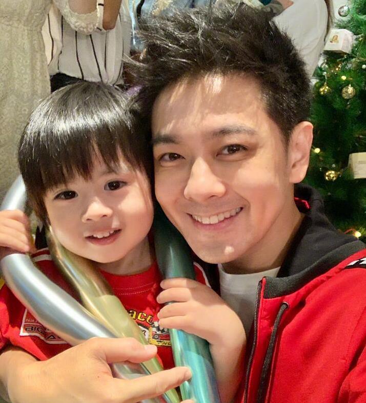 不老男神林志颖一家温馨甜蜜,与妻子一人抱一娃为宝贝