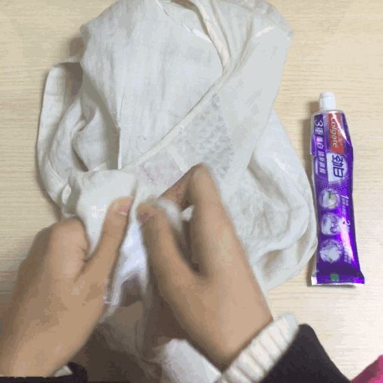 然后再在手上抹一点点牙膏搓揉几分钟,最后用水冲干净,你再闻一闻