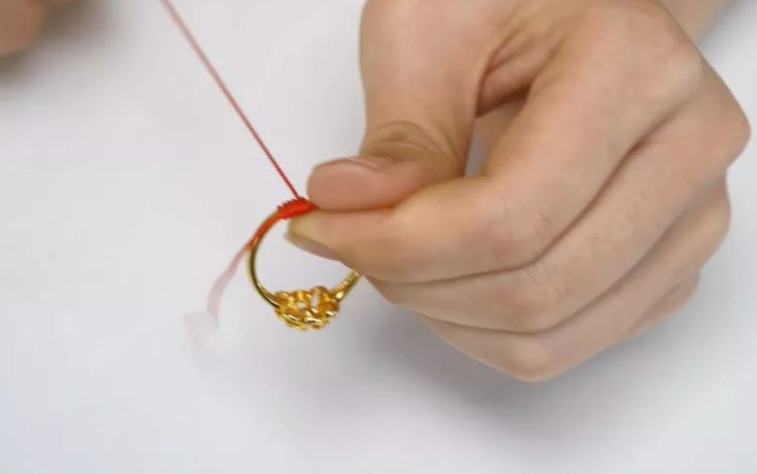那么今天小编就手把手来教大家如何给戒指绑红绳 方法非常的简单,首先