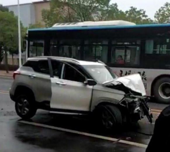 宝骏510公路追尾导致报废,气囊一个都没弹出,网友:谁还买这车