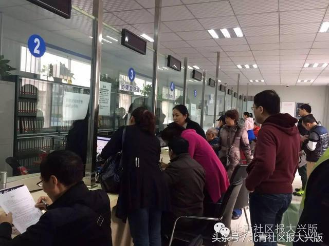 为办北京居住证 京漂连夜排队