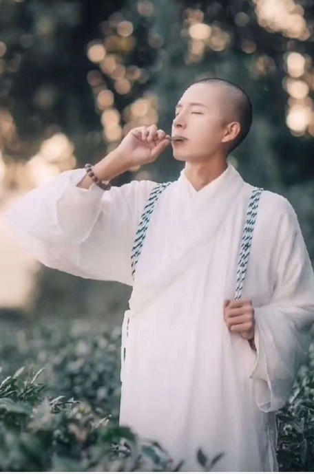 抖音"禁欲和尚"走红,换上常服后惊艳众人,网友:想嫁!