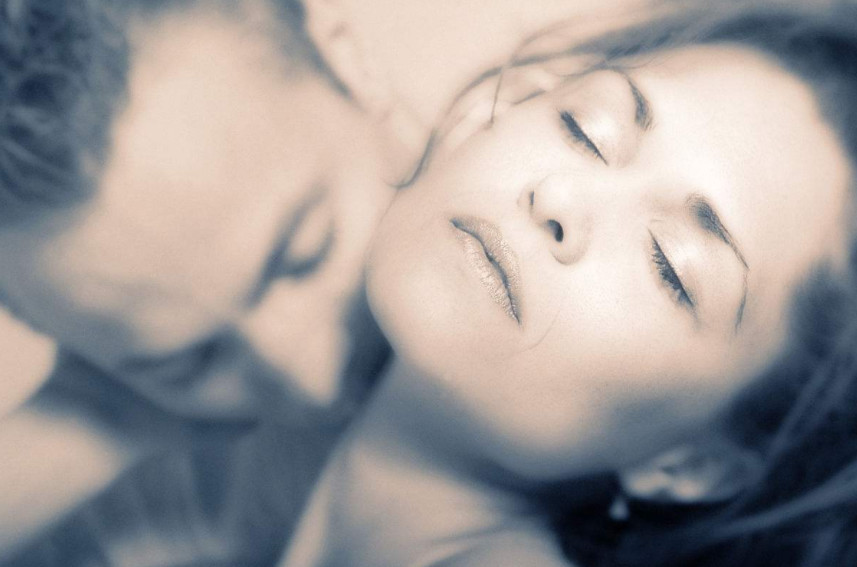 在进行性生活的过程中,夫妻可能会彼此亲吻对方的脖子,很多人会在脖子