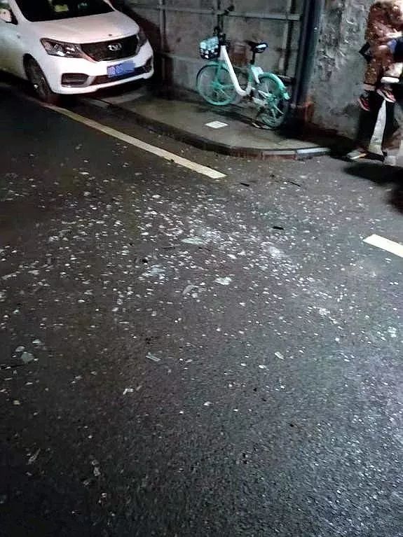 宜宾一居民楼窗户从天而降,路人被砸受伤!玻璃渣碎了一地