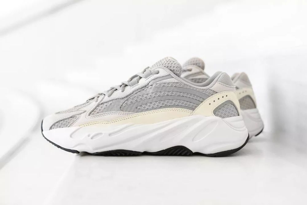 与此同时,曝光频率更加的紧密的adidas yeezy boost 700鞋款一口气送