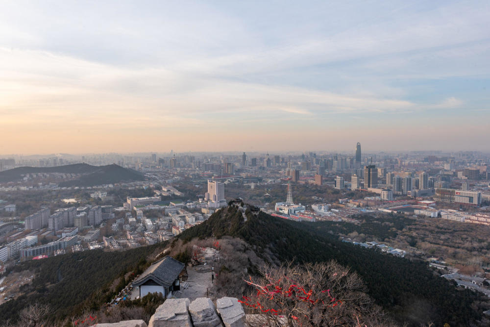千佛山顶俯瞰泉城济南城市风光.