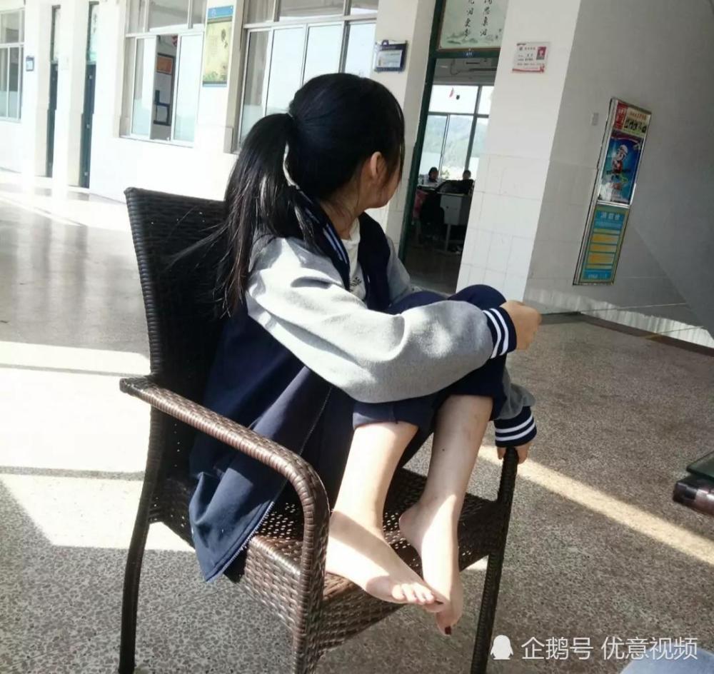 学校里的高中女生,下课后都这么大胆吗,后排男生都不敢看