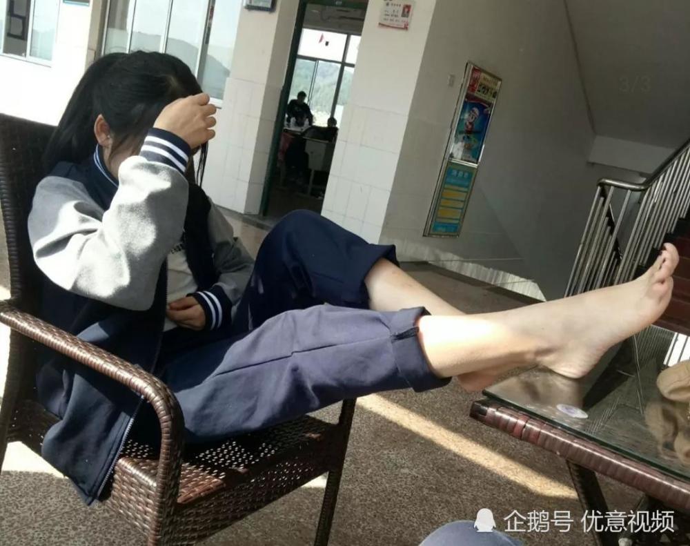 学校里的高中女生,下课后都这么大胆吗,后排男生都不敢看