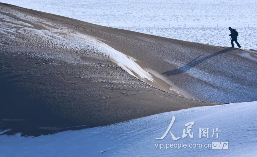 甘肃临泽:沙漠雪景引游客