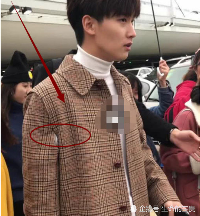 邢昭林现身机场衣服被扯坏,大吼一句让粉丝落泪