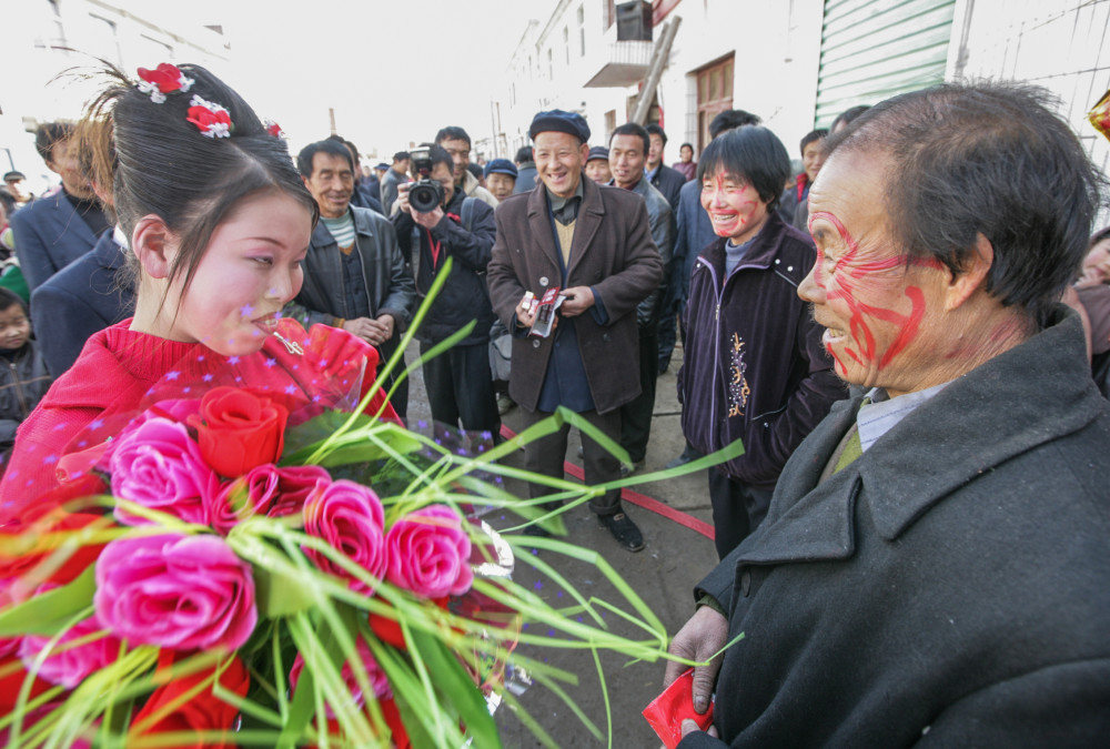 新娘面对开了花脸的公婆,有点不好意思