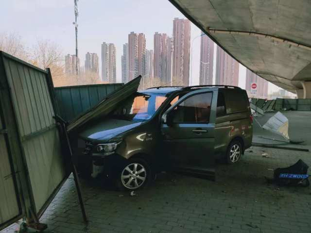 车辆横停在桥下便道上.